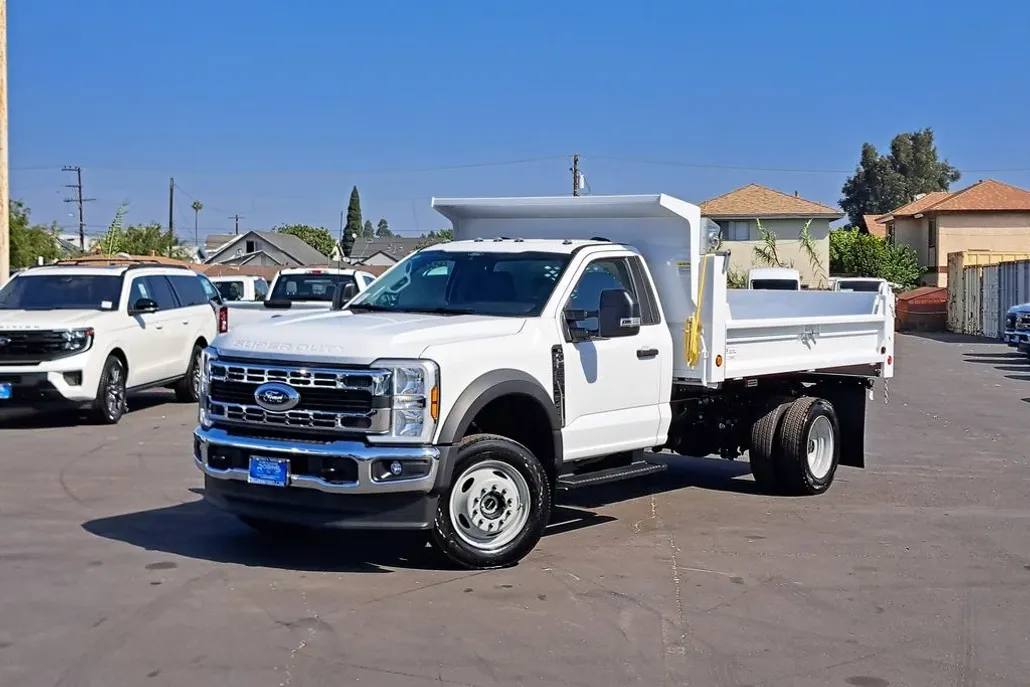 2025 Ford F-550 photo 1