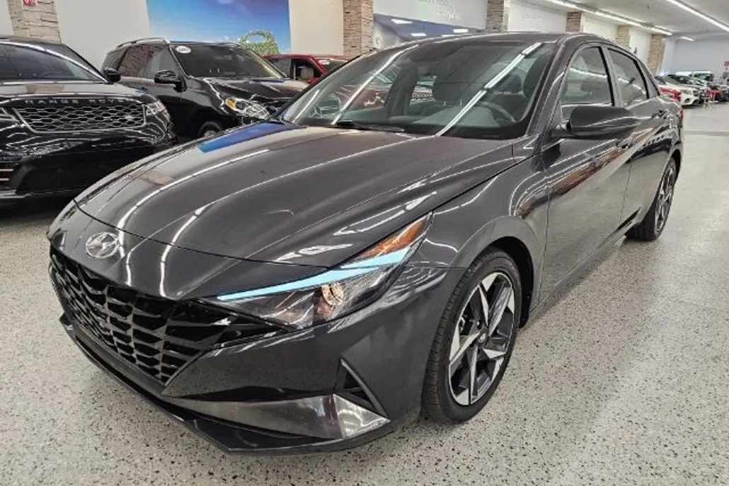 2022 Hyundai Elantra SEL photo 1