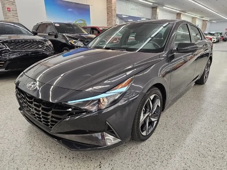 2022 Hyundai Elantra SEL photo 1