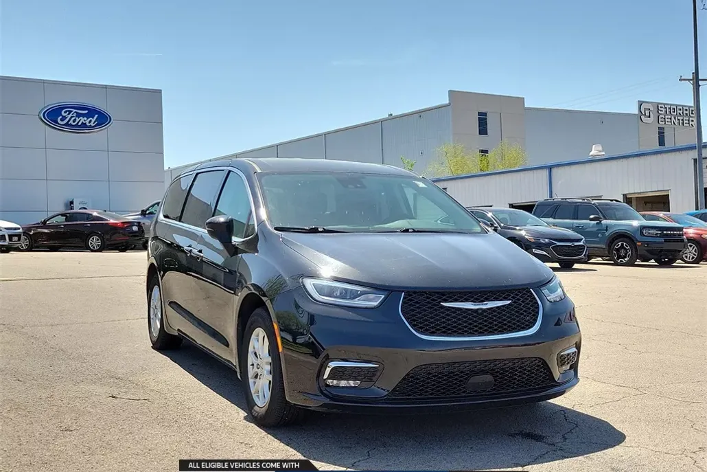 2023 Chrysler Pacifica Touring L photo 1
