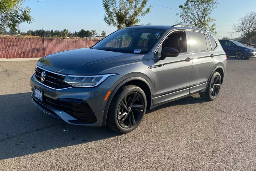 2023 Volkswagen Tiguan SE R-Line Black photo 1
