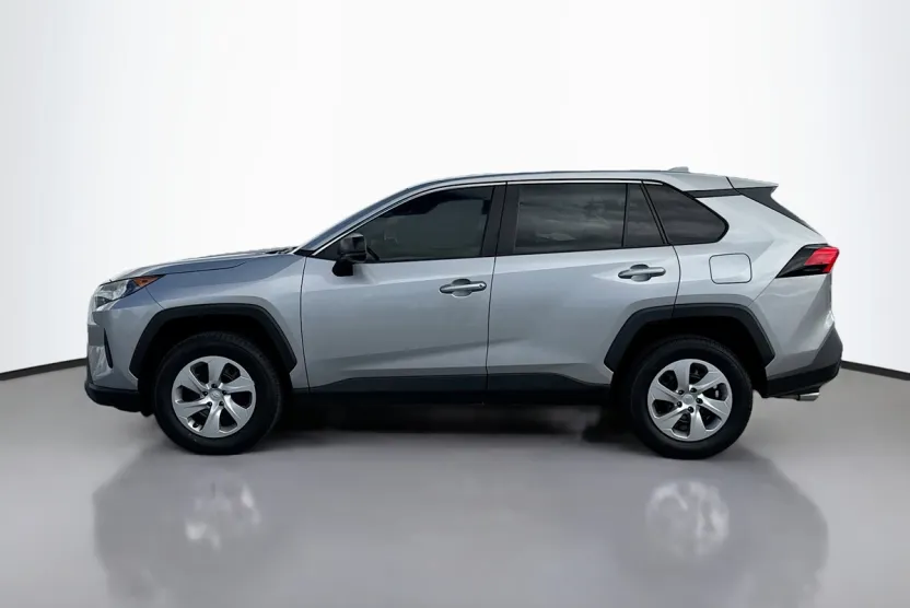 2022 Toyota RAV4 LE photo 1