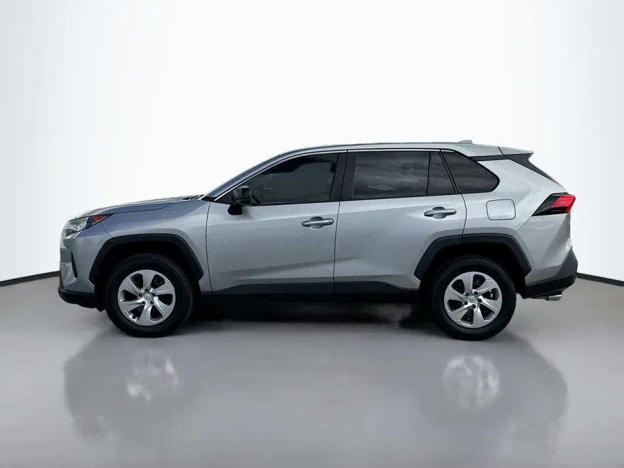 2022 Toyota RAV4 LE photo 1