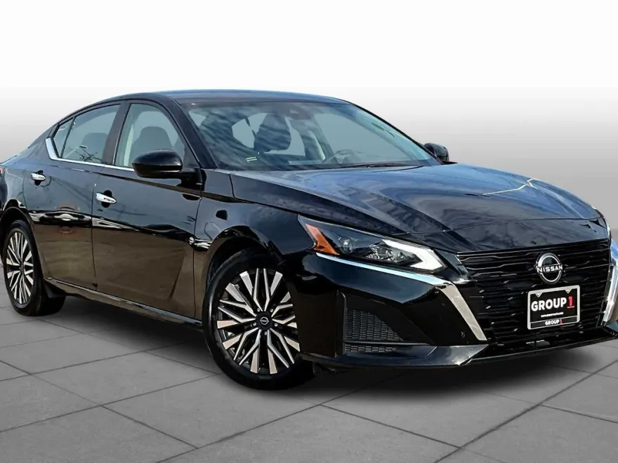 2023 Nissan Altima SV photo 1