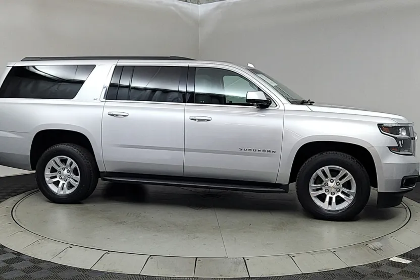 2017 Chevrolet Suburban LT photo 1