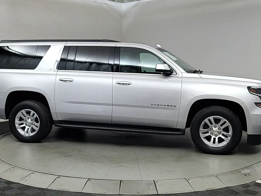 2017 Chevrolet Suburban LT photo 1