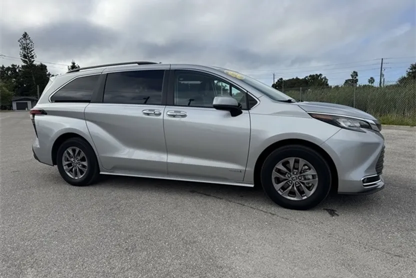 2021 Toyota Sienna XLE Hybrid photo 1