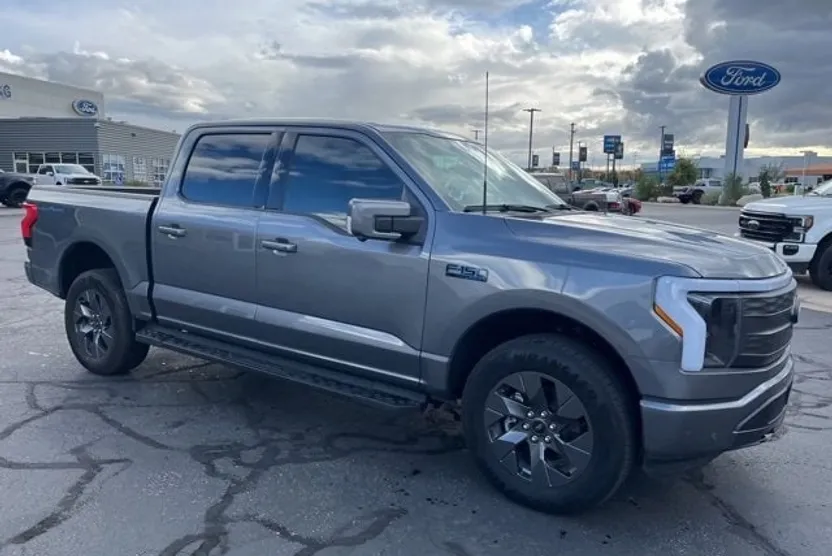 2024 Ford F-150 Lightning Lariat photo 1