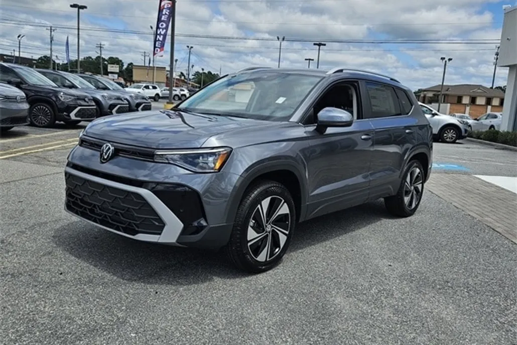 2025 Volkswagen Taos SE photo 1