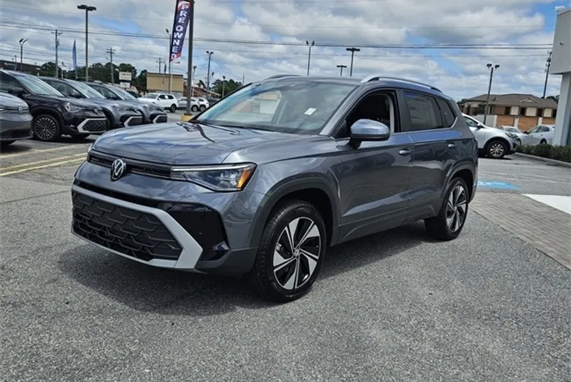 2025 Volkswagen Taos SE photo 1