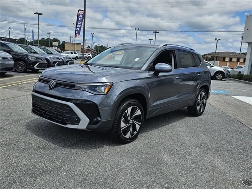 2025 Volkswagen Taos SE photo 1