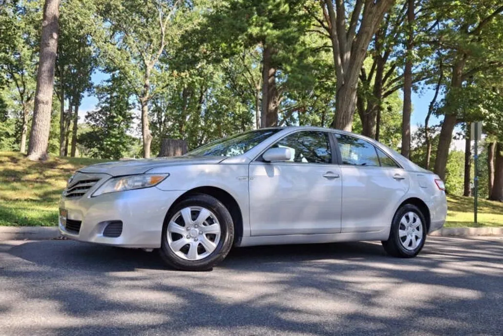 2011 Toyota Camry LE photo 1