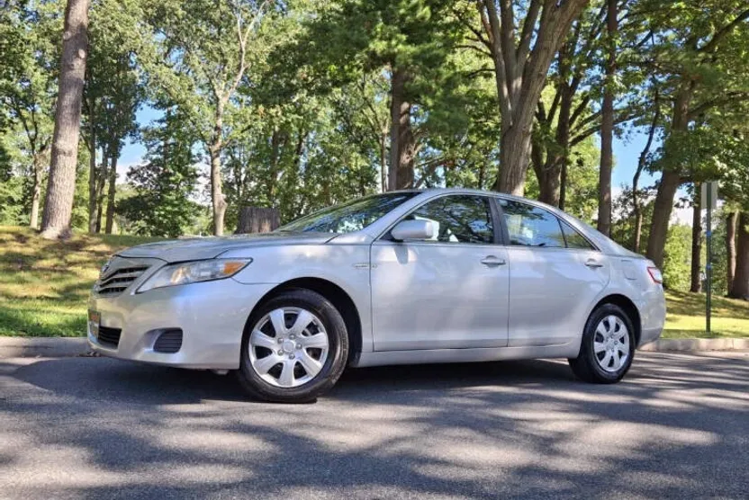 2011 Toyota Camry LE photo 1