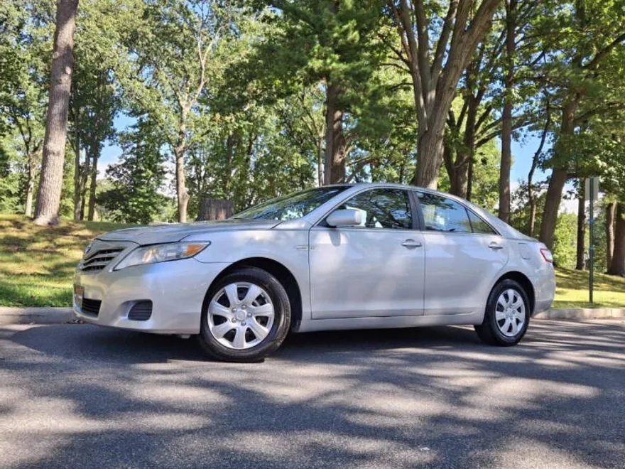 2011 Toyota Camry LE photo 1