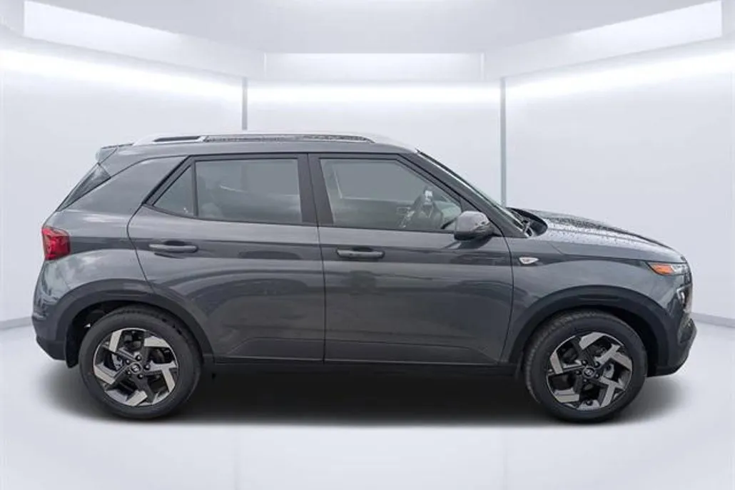 2025 Hyundai Venue SEL photo 1