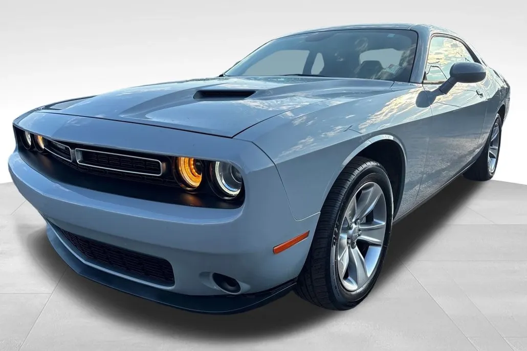 2022 Dodge Challenger SXT photo 1