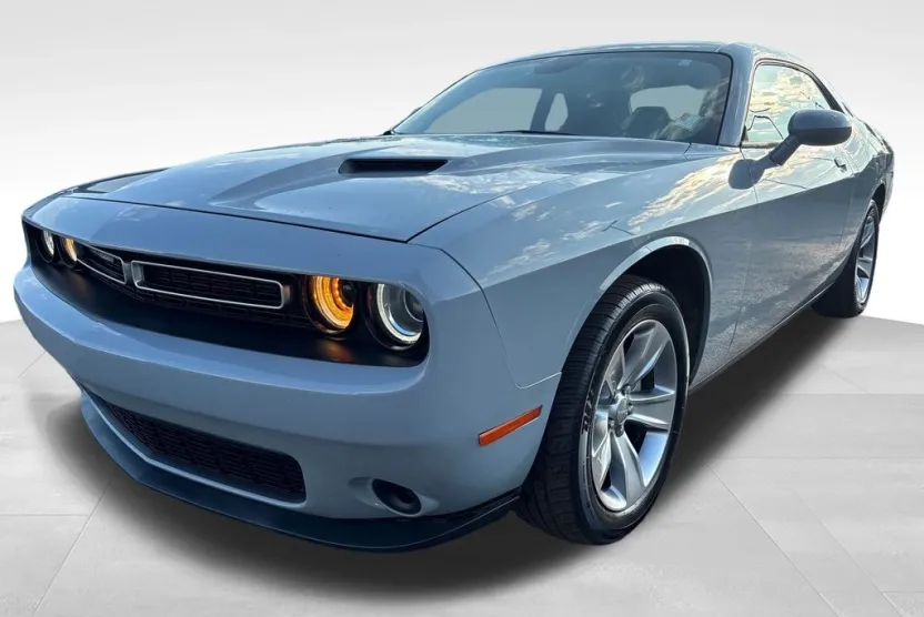 2022 Dodge Challenger SXT photo 1