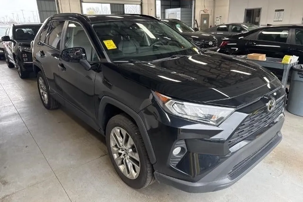 2021 Toyota RAV4 XLE Premium photo 1