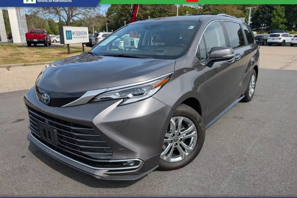 2022 Toyota Sienna Platinum photo 1