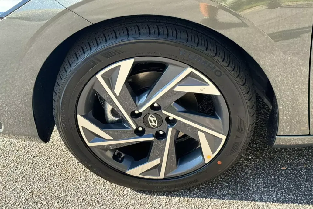 2025 Hyundai Elantra SEL Sport photo 1