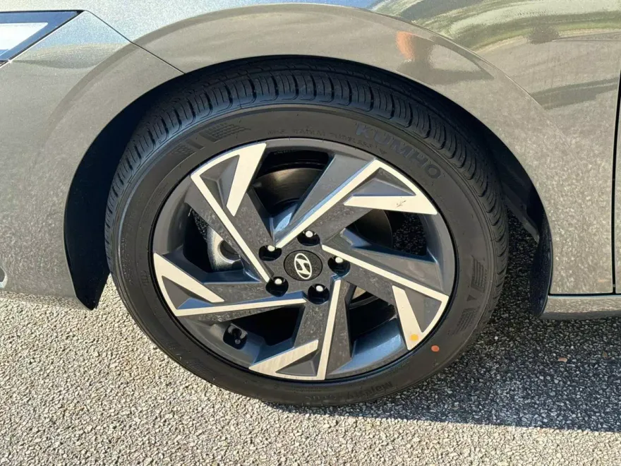 2025 Hyundai Elantra SEL Sport photo 1