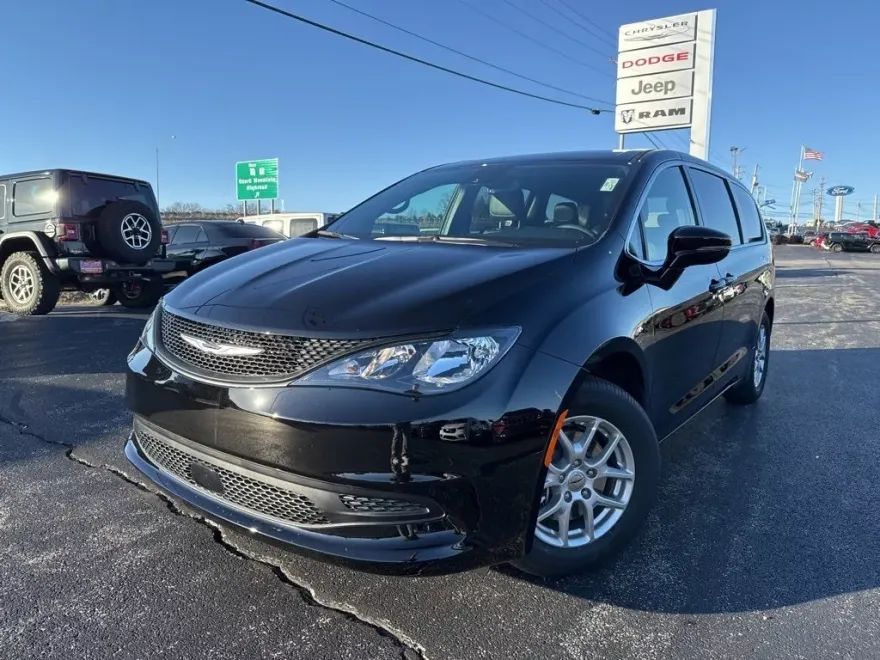2025 Chrysler Voyager LX photo 1