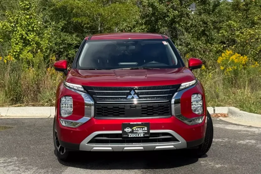 2024 Mitsubishi Outlander SE photo 1