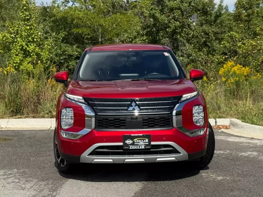 2024 Mitsubishi Outlander SE photo 1