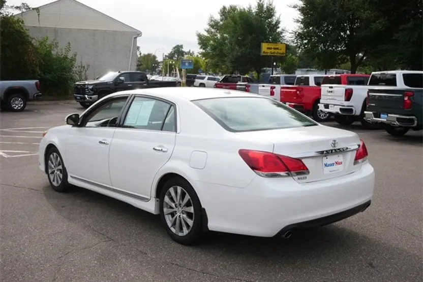 2011 Toyota Avalon photo 1