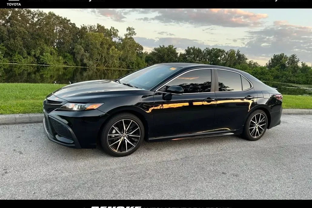 2023 Toyota Camry SE photo 1