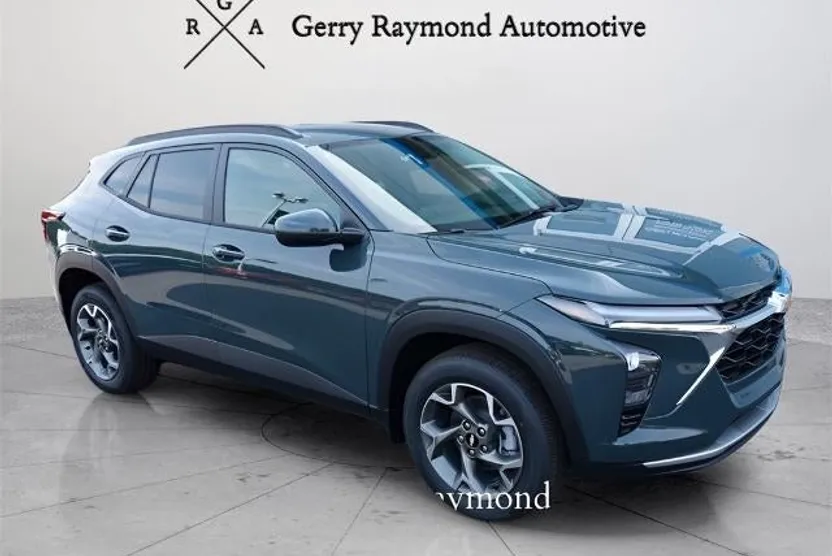 2025 Chevrolet Trax LT photo 1