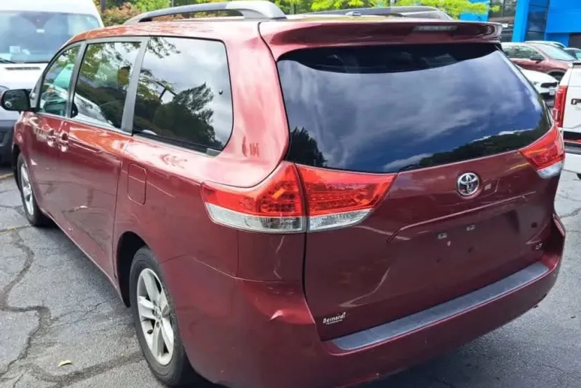 2013 Toyota Sienna LE photo 1