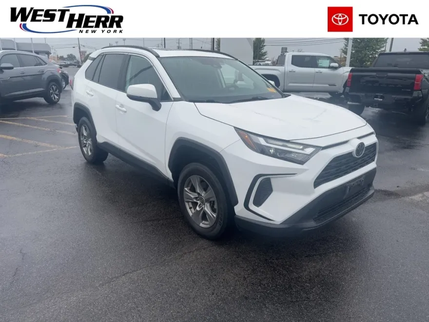 2023 Toyota RAV4 XLE photo 1