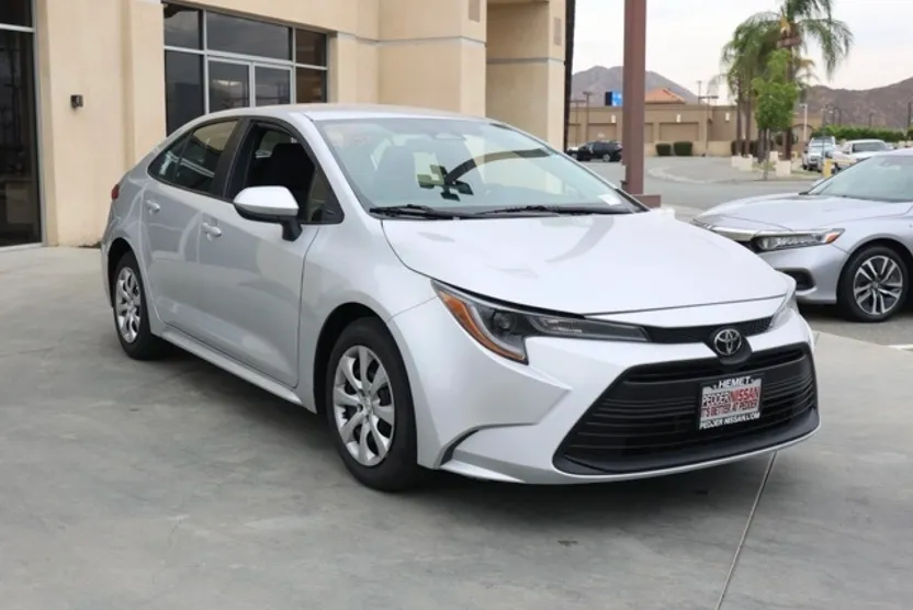 2024 Toyota Corolla LE photo 1