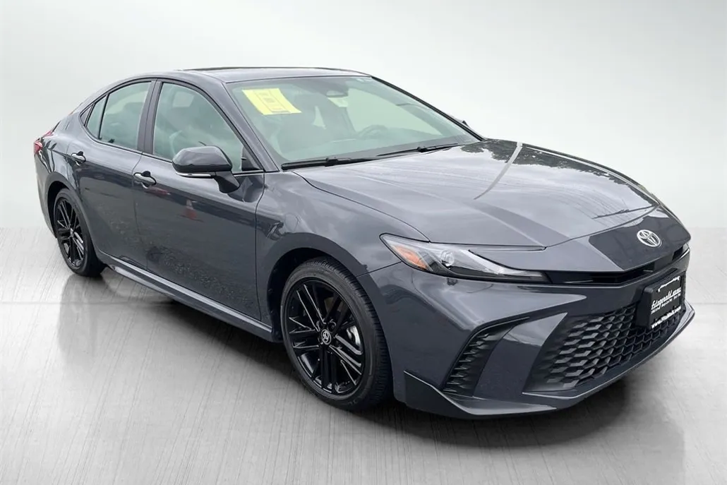 2025 Toyota Camry SE Hybrid photo 1
