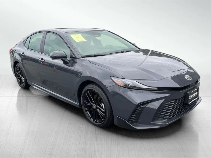 2025 Toyota Camry SE Hybrid photo 1