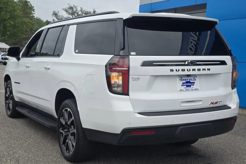 2023 Chevrolet Suburban RST photo 1