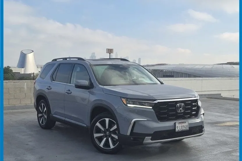 2024 Honda Pilot Touring photo 1