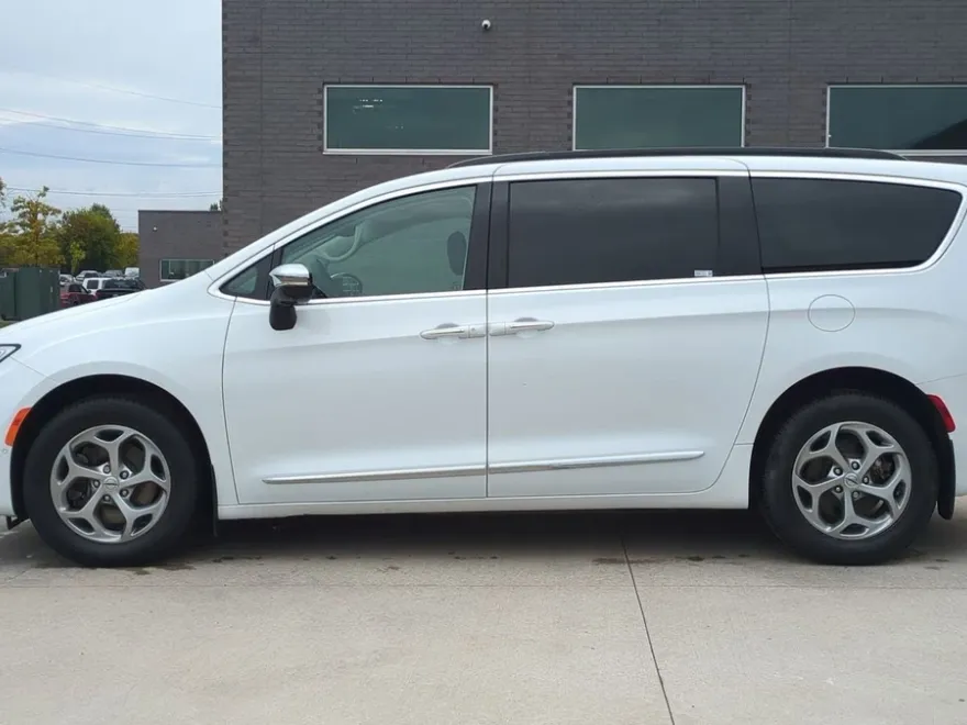 2023 Chrysler Pacifica Limited photo 1