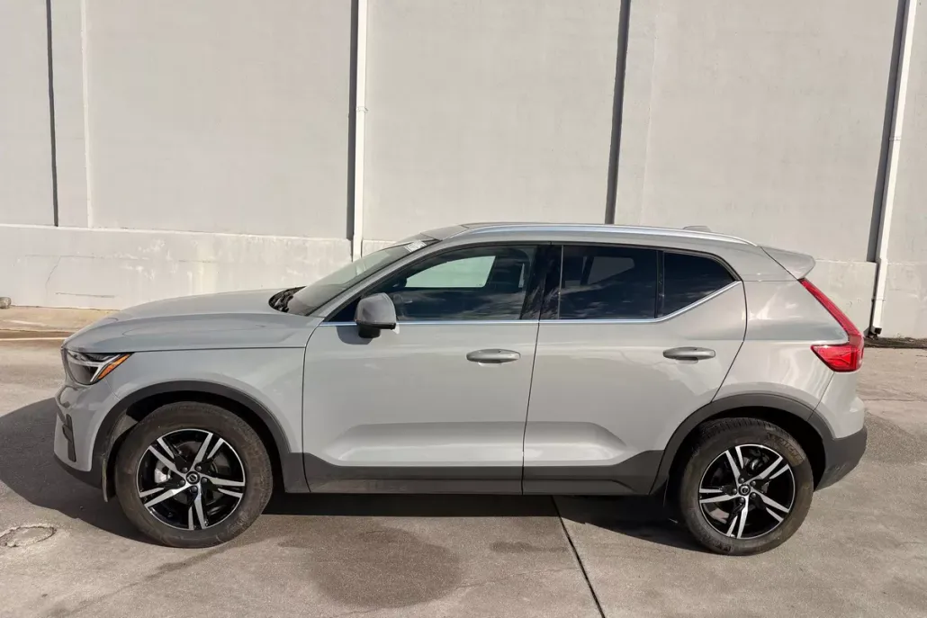 2025 Volvo XC40 Core photo 1