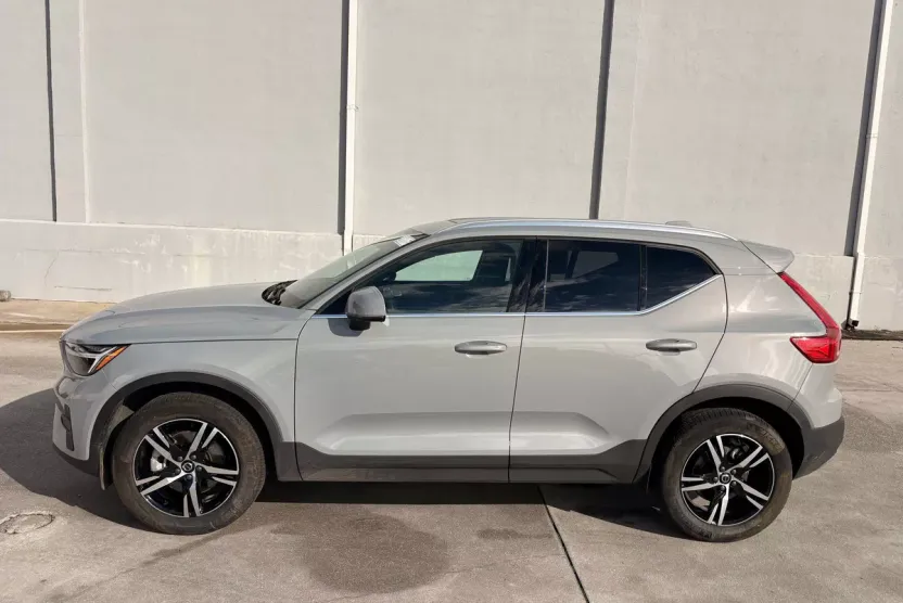 2025 Volvo XC40 Core photo 1