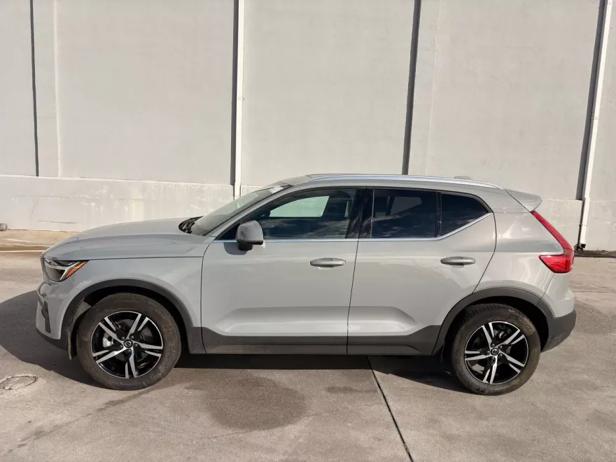 2025 Volvo XC40 Core photo 1