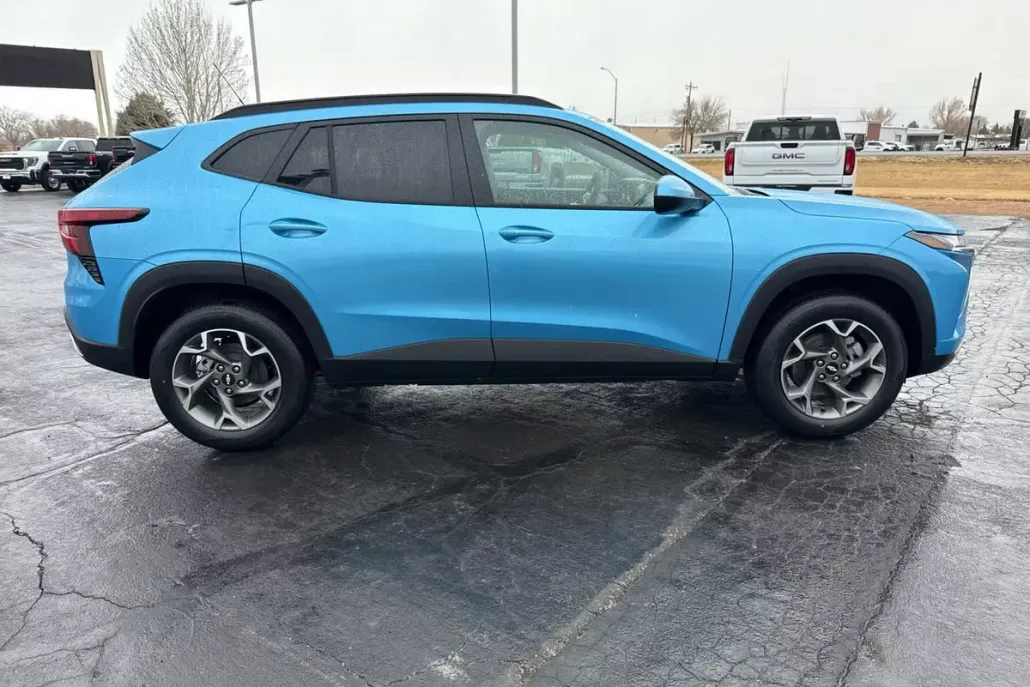 2025 Chevrolet Trax LT photo 1
