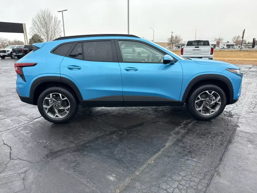 2025 Chevrolet Trax LT photo 1