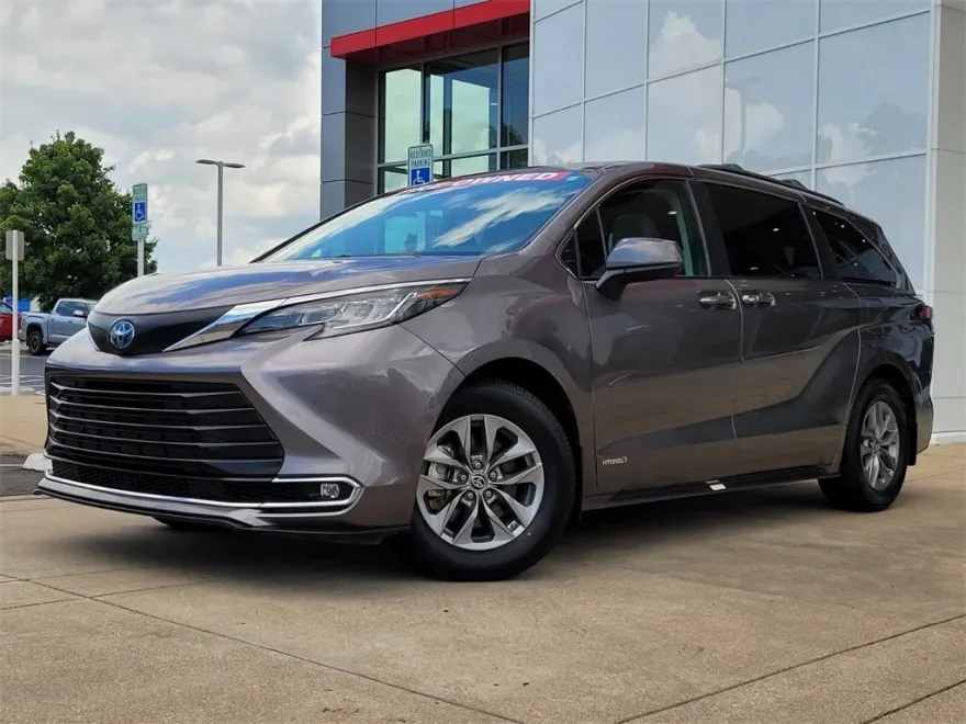 2021 Toyota Sienna XLE photo 1