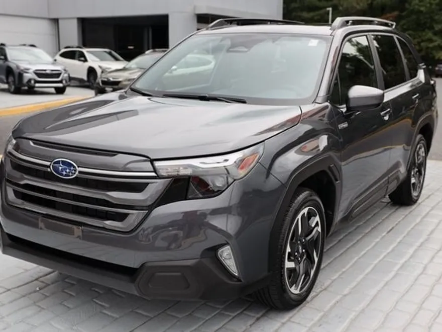 2025 Subaru Forester Premium photo 1