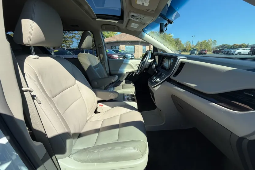 2017 Toyota Sienna XLE photo 1