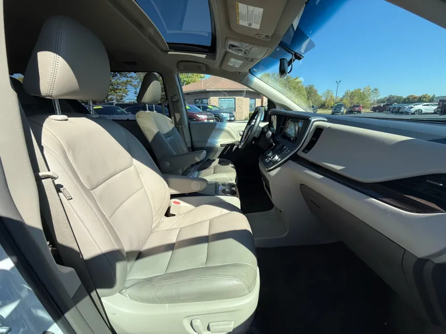 2017 Toyota Sienna XLE photo 1