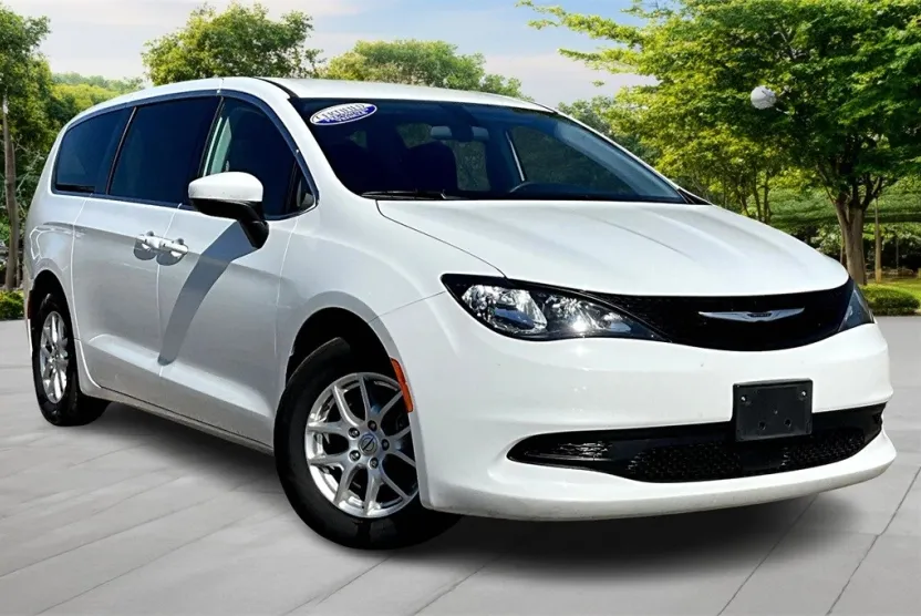 2022 Chrysler Voyager LX photo 1
