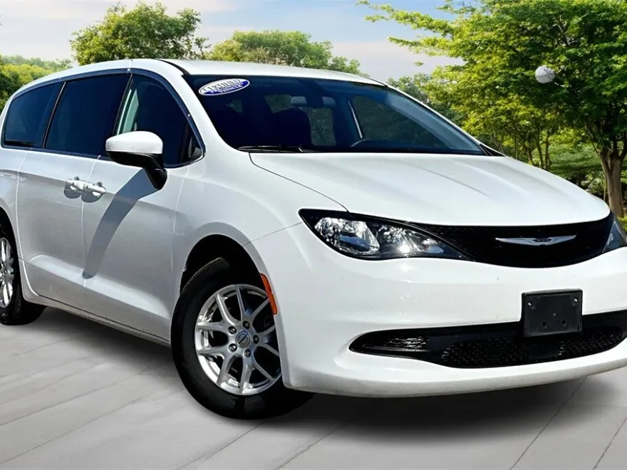 2022 Chrysler Voyager LX photo 1